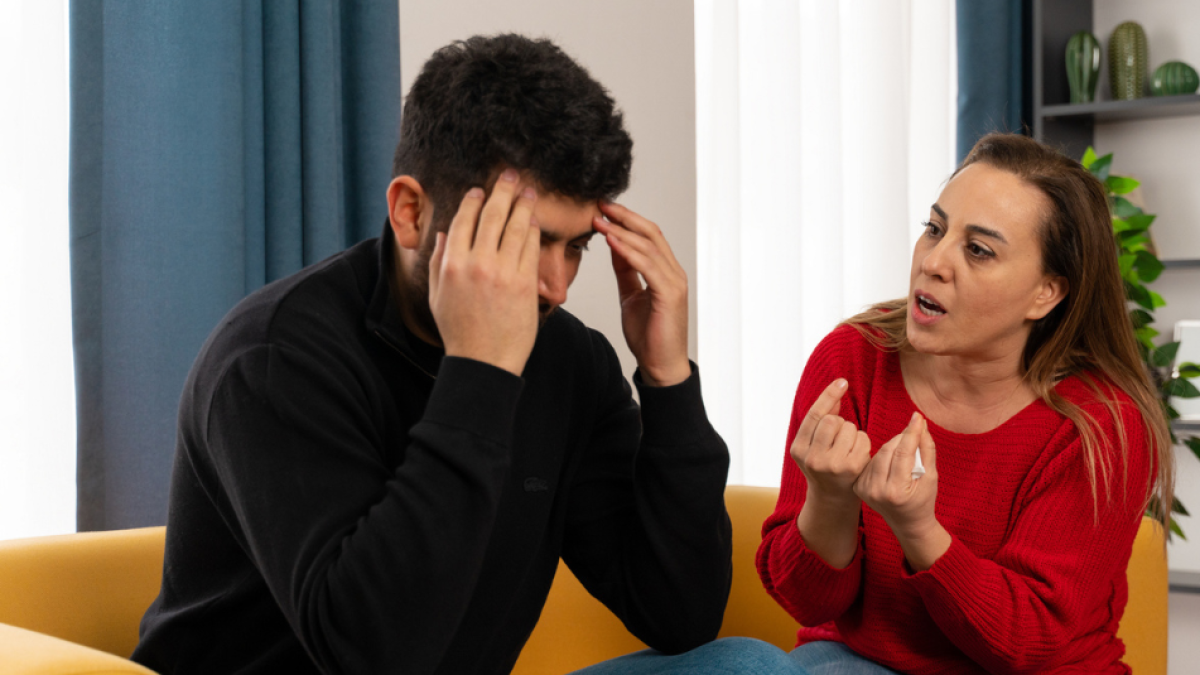 Cinco frases que quizás dice y suenan pasivo-agresivas ante las personas, según expertos