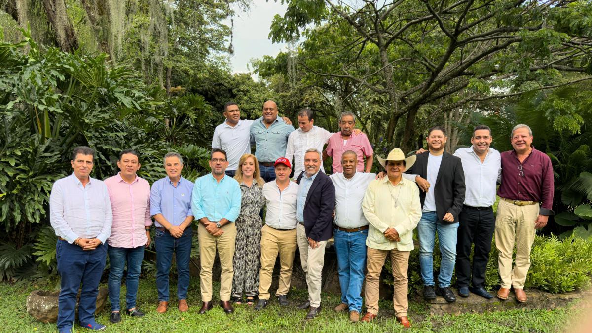 'Más unión y no división entre las regiones': proponen cumbre conjunta de exgobernadores y exalcaldes