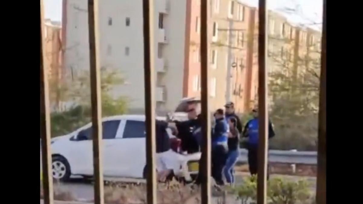 Video | Agresión a un conductor en medio de un operativo le cuesta el puesto a un agente de tránsito en Soledad