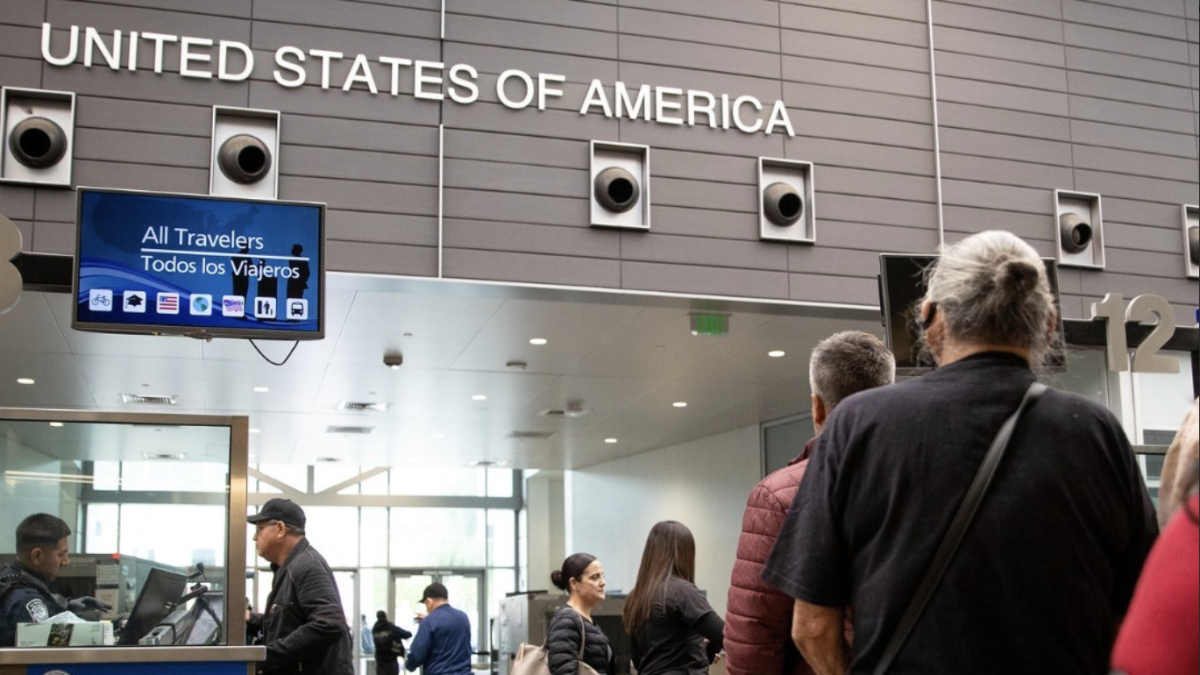 ¿Con cuántas prendas de vestir puedo pasar por la frontera de EE. UU.? Esto dice CBP