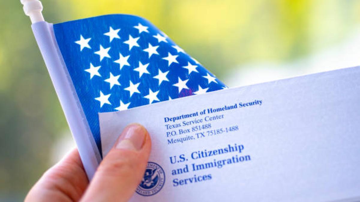 ¿Cuál es la diferencia entre asilo afirmativo y defensivo, según Uscis?