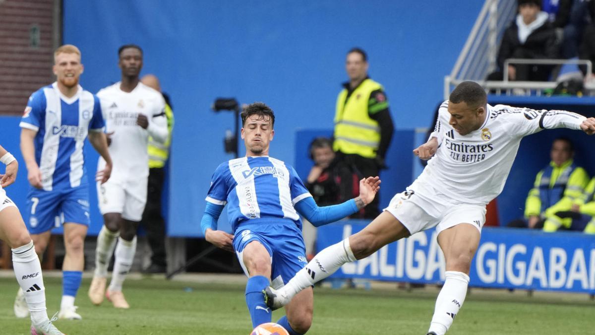 Video | Kylian Mbappé se hunde: dio una patada criminal contra Alavés y vio la roja directa con el Real Madrid