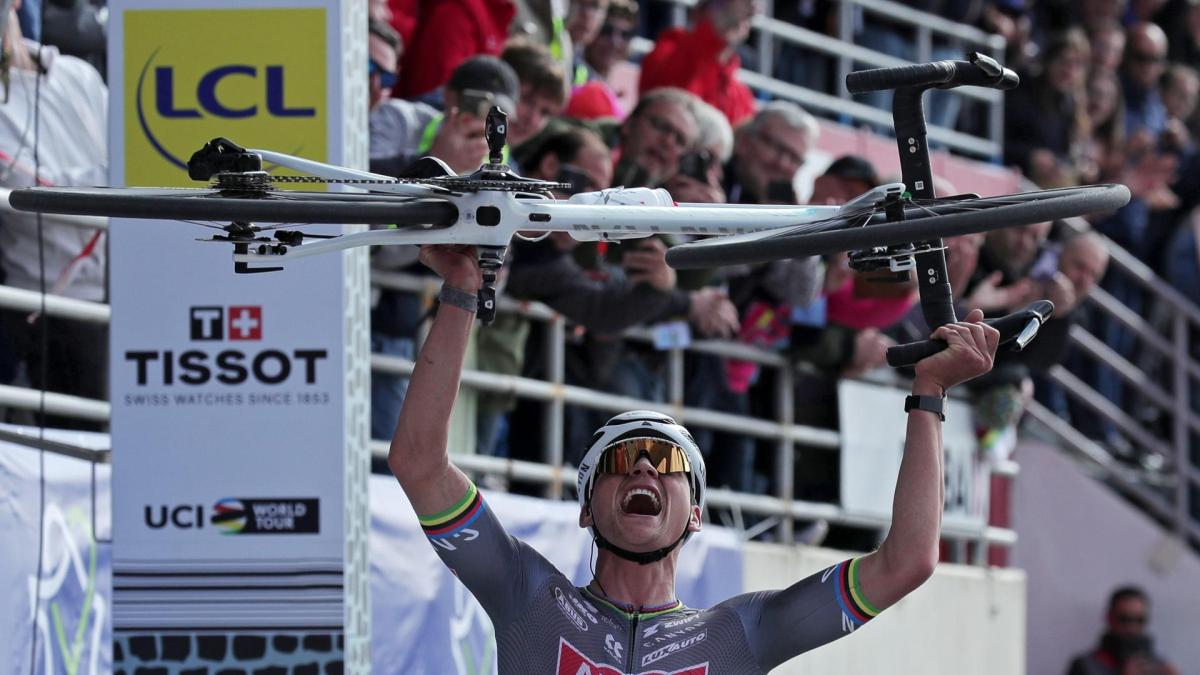 Tadej Pogacar falló y se cayó en la París-Roubaix: van der Poel ganó una carrera infernal y logró el triplete