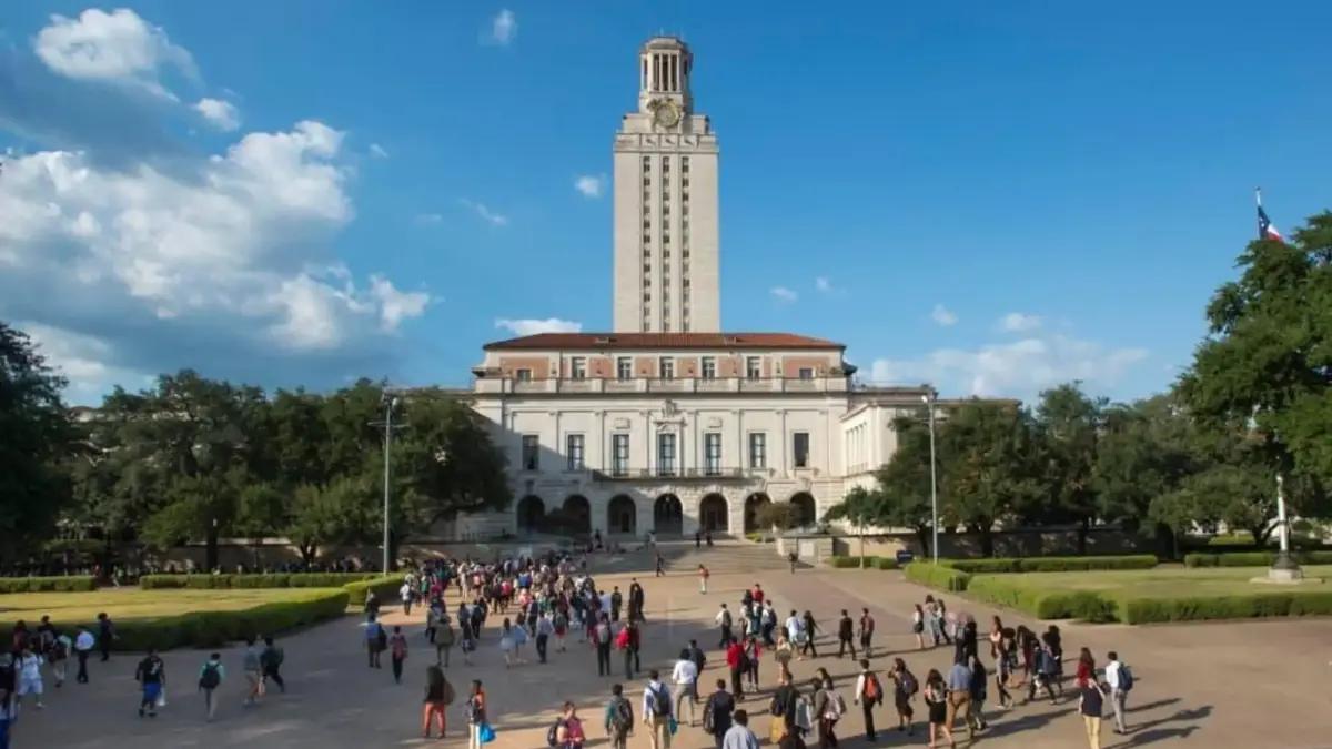 Universidades de Texas revocan visas a más de 100 estudiantes migrantes por razones migratorias