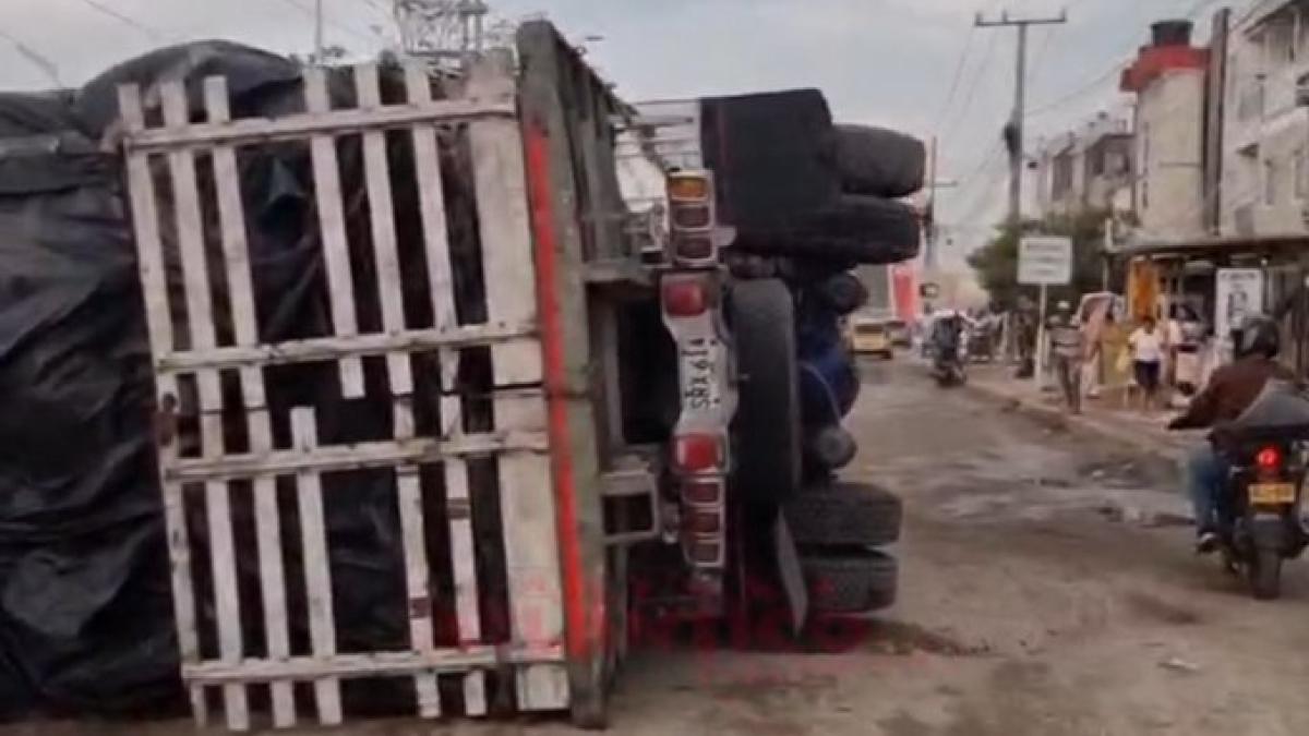 Volcamiento de tractocamión en la Circunvalar: protesta por mal estado de la vía y reclamo a Alcaldía de Soledad
