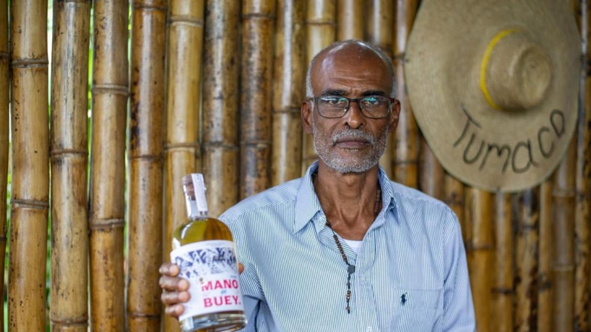 La historia detrás del primer viche en recibir registro Invima: se llama Mano de Buey y es elaborado en Tumaco