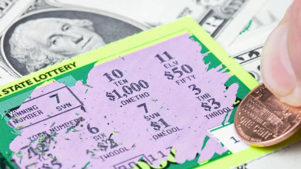 El hombre sin hogar que ganó la lotería de California y se volvió millonario: recibió esta ayuda con su boleto