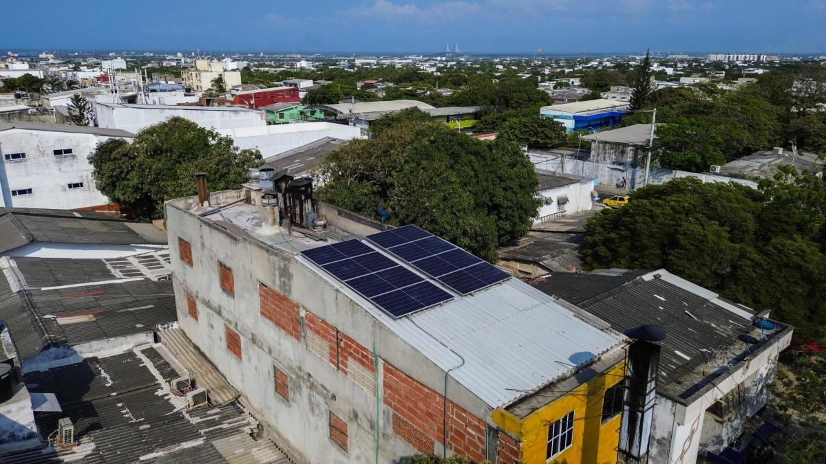Instalarán proyectos solares en estratos 1, 2 y 3 de Barranquilla: programa llega a tiendas y pequeños comercios