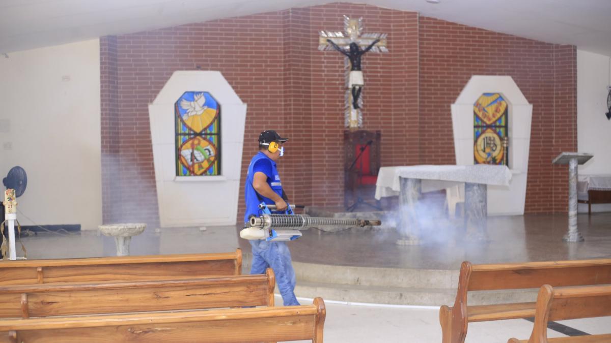 El municipio del Atlántico que se blinda contra el dengue: fumigaciones en las iglesias durante la Semana Santa