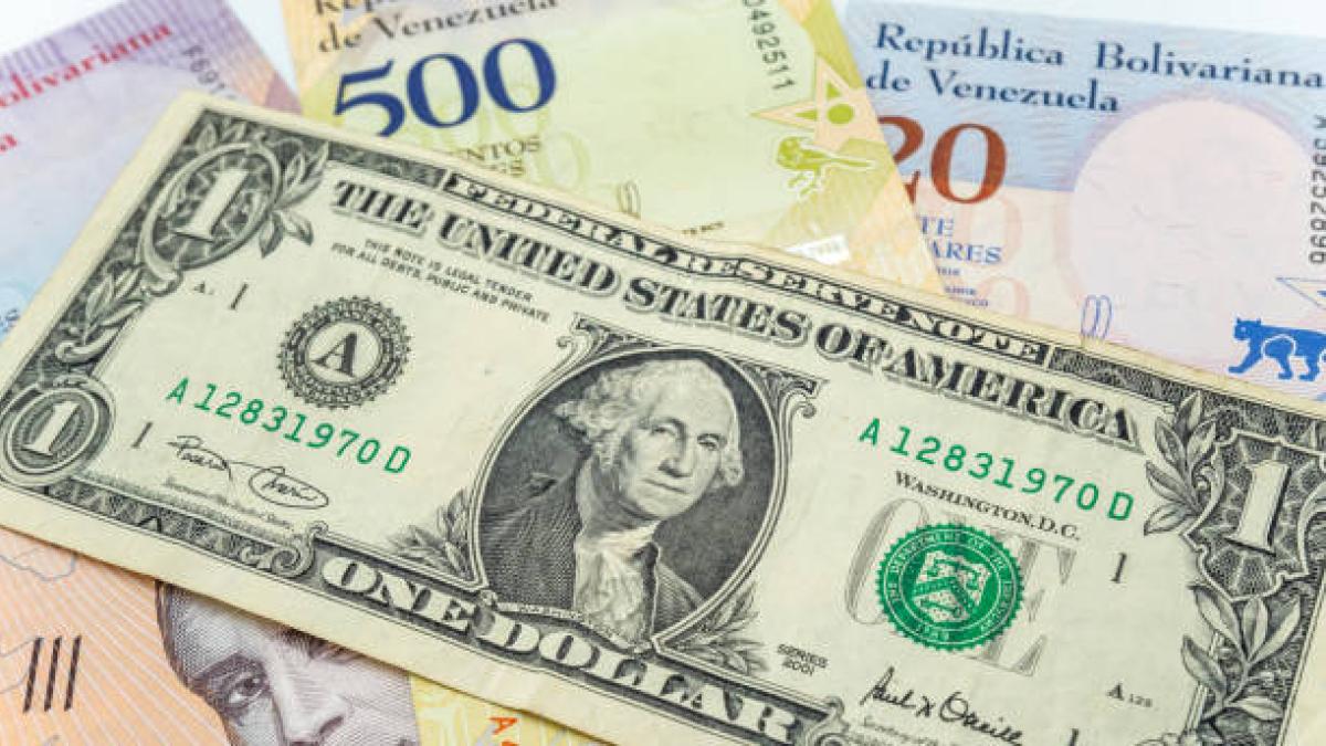 El dólar oficial en Venezuela supera los 80 bolívares y la moneda local sigue en caída