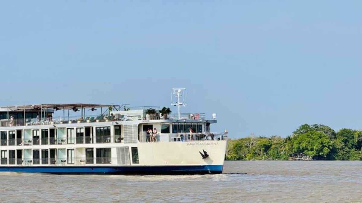 En medio de un ambiente de Carnaval, Barranquilla recibe el crucero AmaMagdalena tras su paso por Bolívar