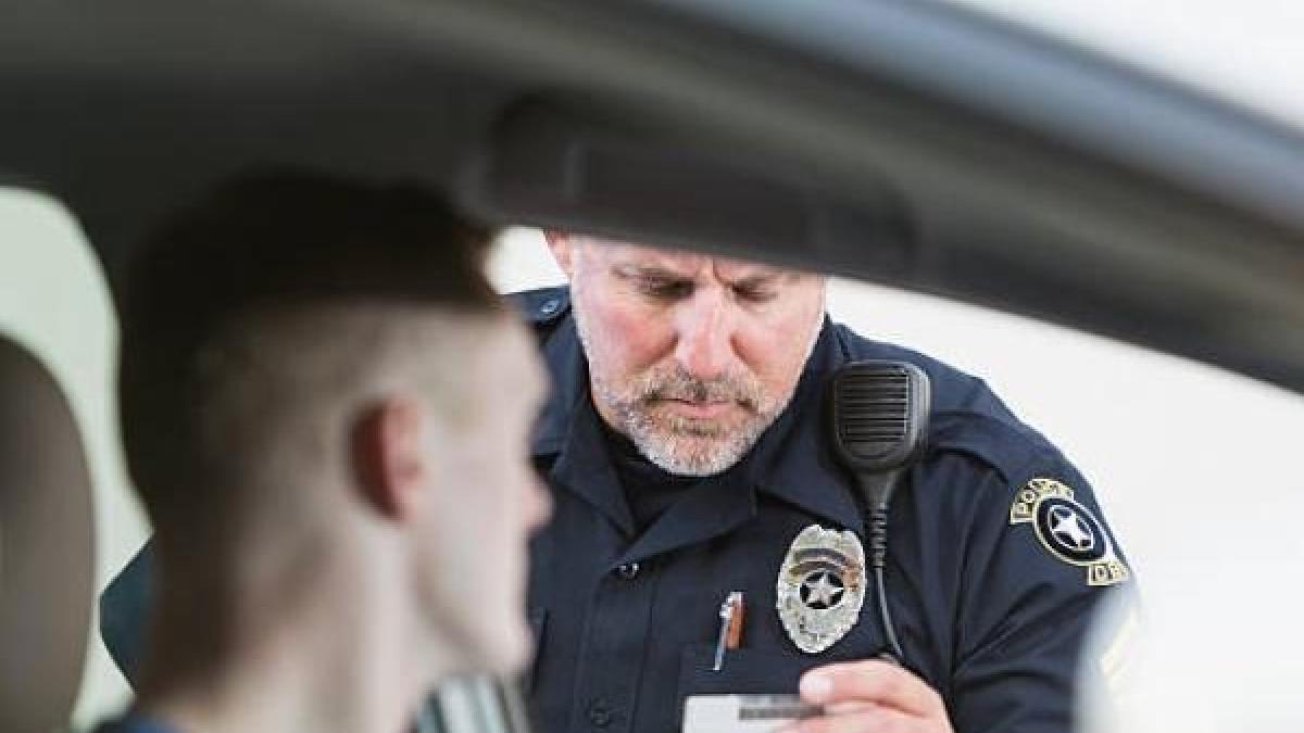 Si está en la carretera, lo frenan y su licencia de conducir no es Real ID, debe saber esto