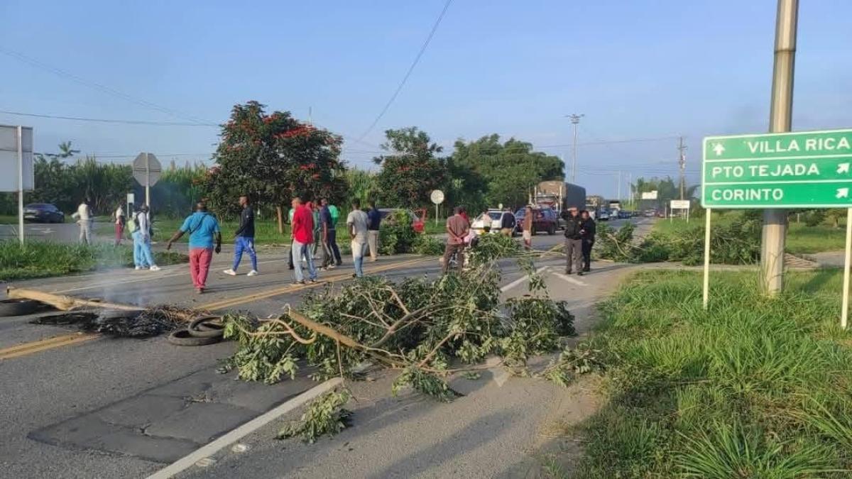 Habitantes de Puerto Tejada, Cauca bloquean la vía Panamericana: reclaman más seguridad