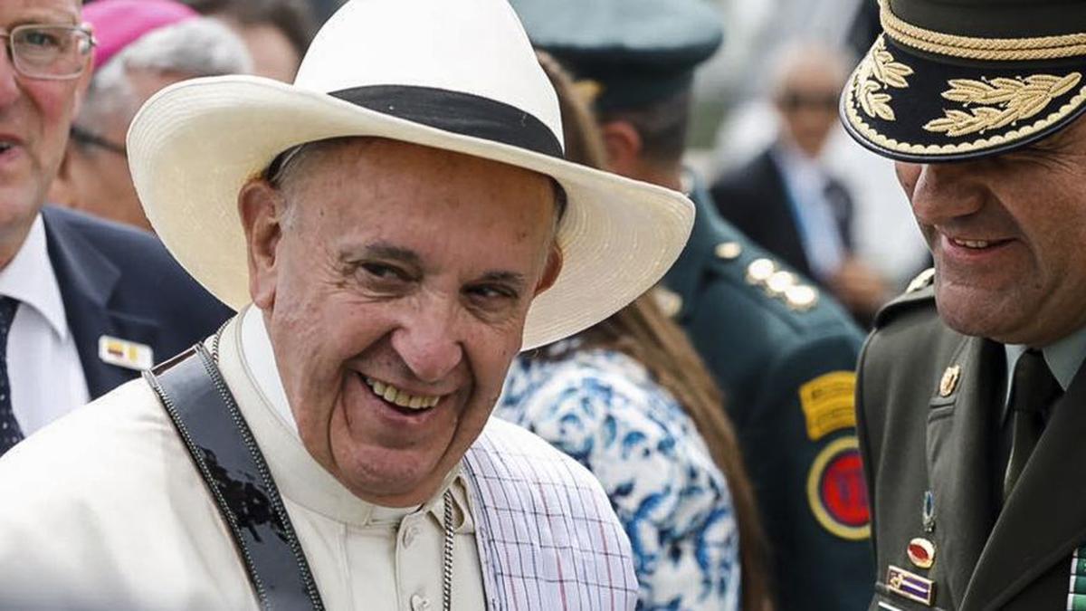 El día en el que el papa Francisco visitó Medellín: se puso un sombrero, un carriel y recibió camiseta de Nacional