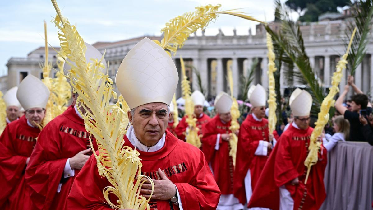 ¿El cardenal Becciu, condenado a prisión por un caso de irregularidades financieras, podría entrar al Cónclave?