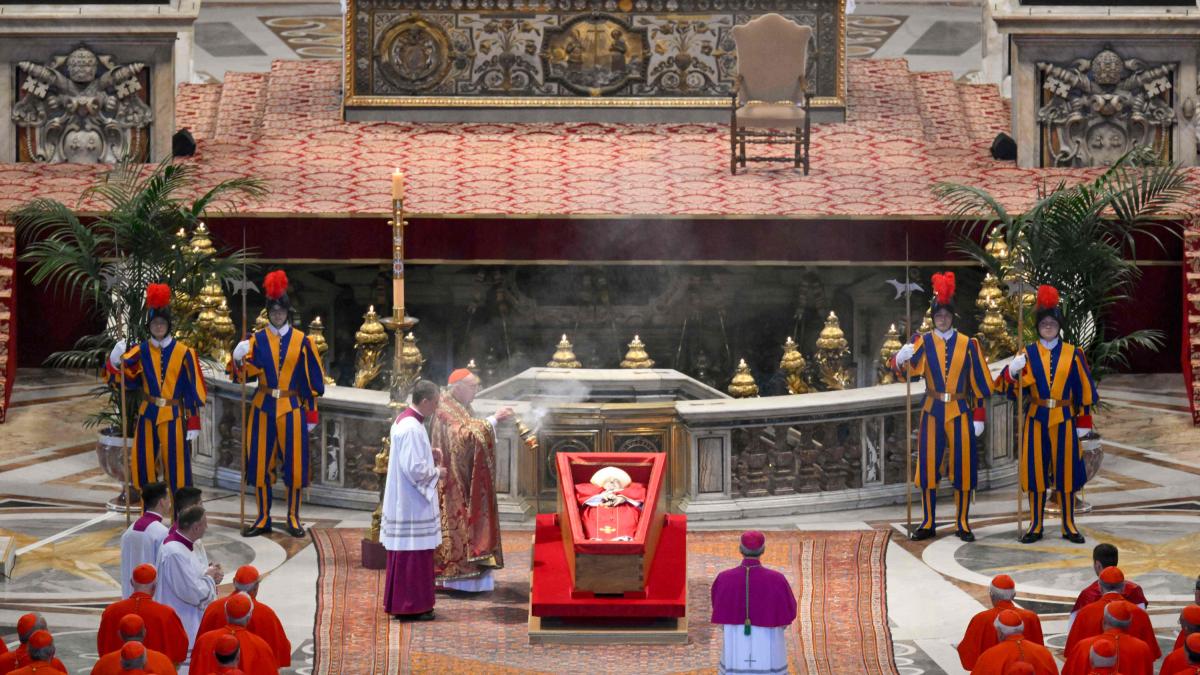 Se confirma la delegación que asistirá al funeral del papa Francisco: no irá el presidente Petro