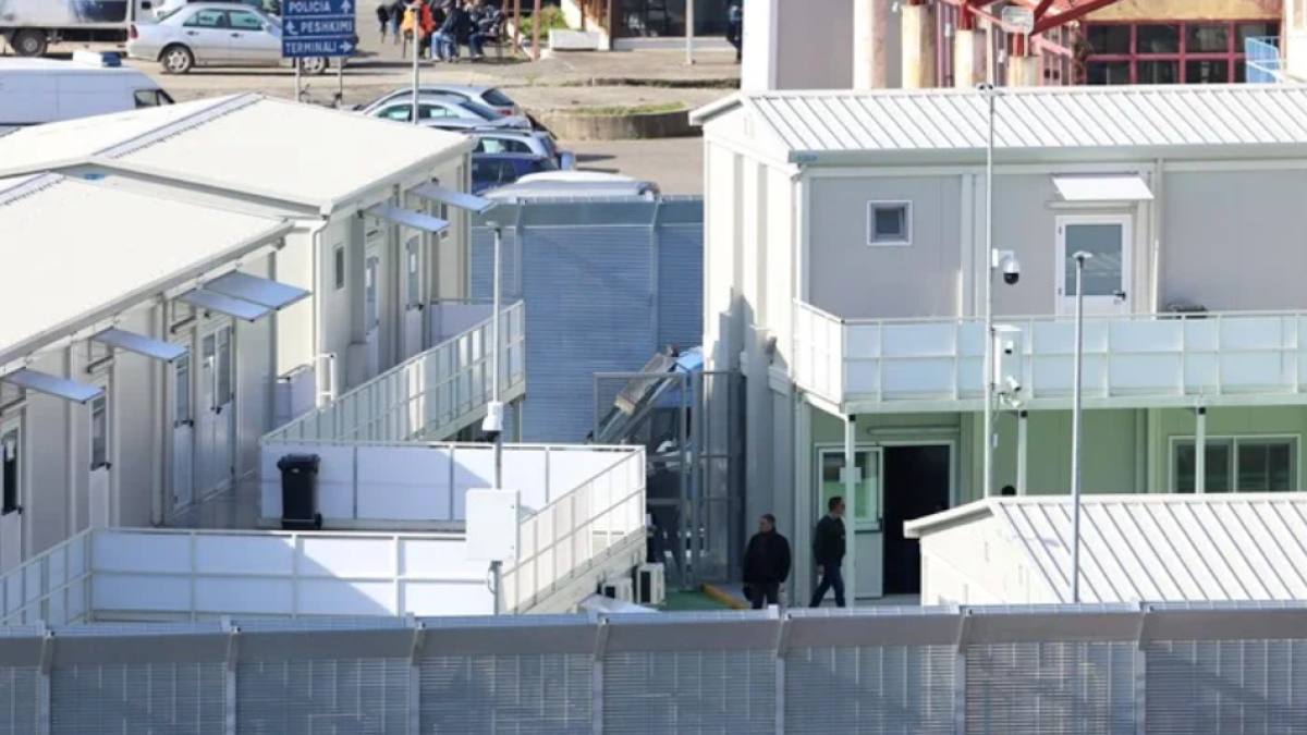 Italia y su nuevo acuerdo de repatriación: trasladó en buque militar a 40 migrantes a Albania y deportó al primero