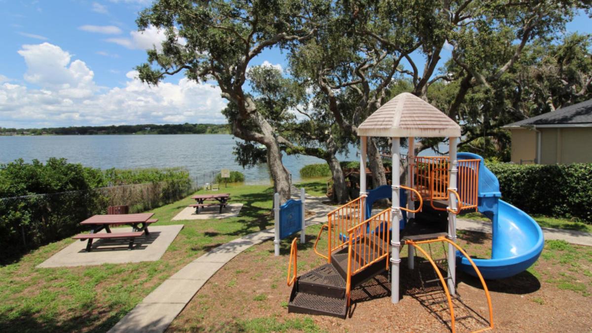 Junto a un lago, este pueblo de Florida es uno de los mejores para visitar en el sur de EE. UU.