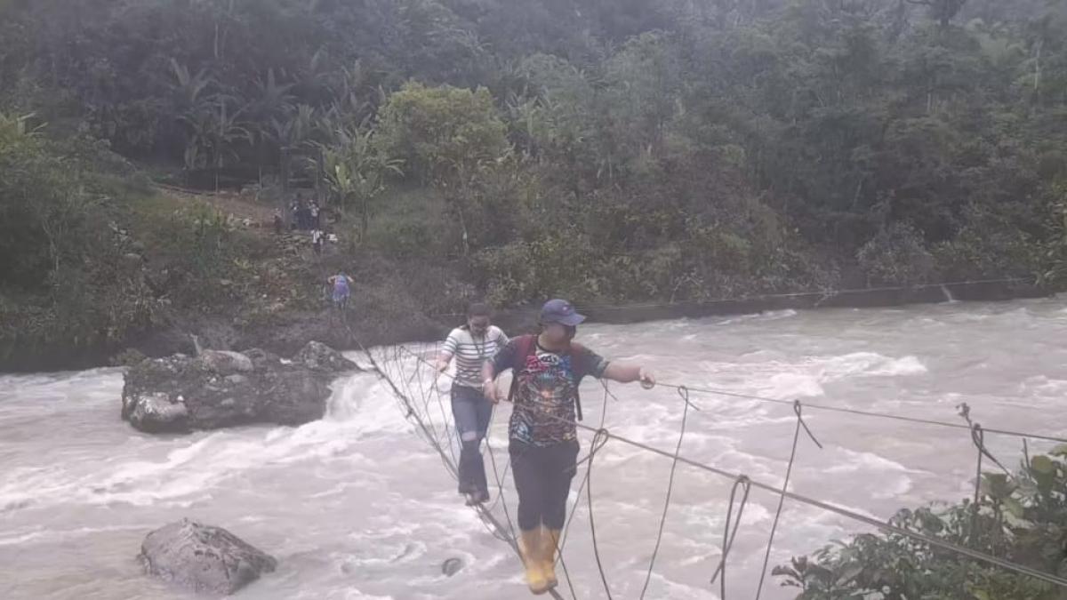 Así es el puente de la 'muerte' entre Colombia y Ecuador: cruzarlo se ha convertido en un desafío