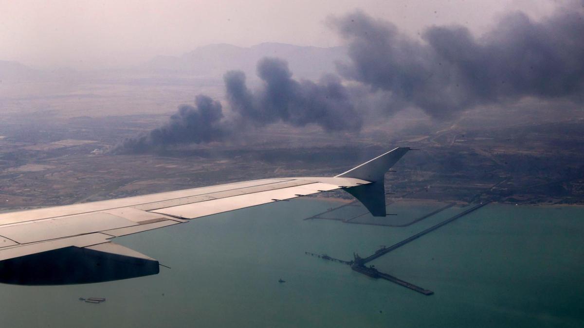 Irán no logra apagar el incendio en el puerto casi 48 horas después del siniestro