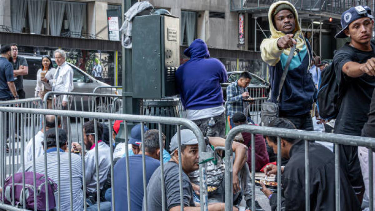 El programa que ayuda a migrantes en Nueva York y quedará inactivo en junio