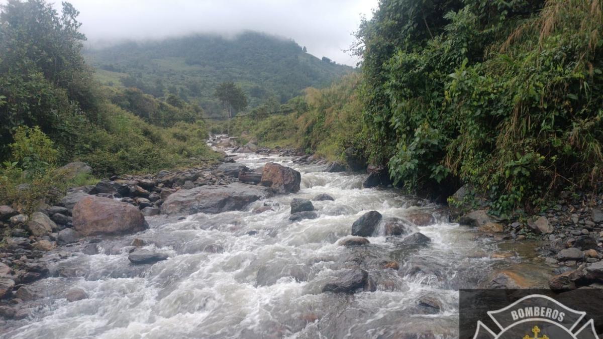 Niña de seis años murió tras ser arrastrada por la corriente cuando cruzaba una quebrada en su caballo en Caldas