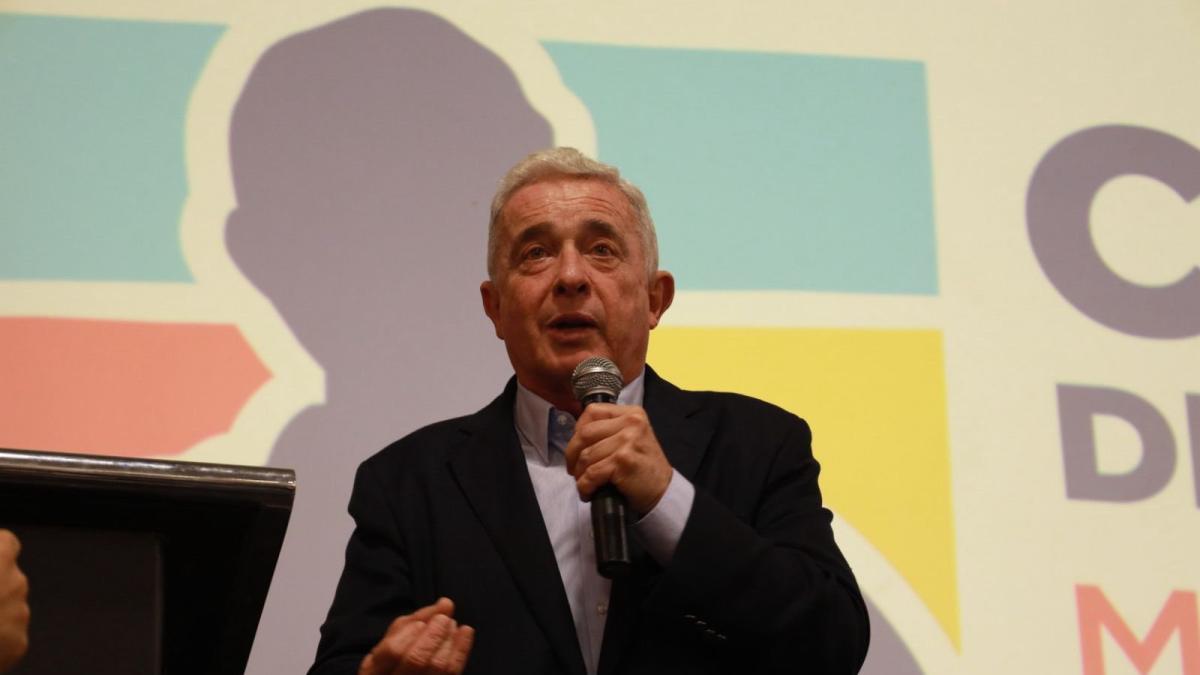 Más de 80 excongresistas piden mecanismo claro para escoger candidato presidencial del uribismo y alejar divisiones