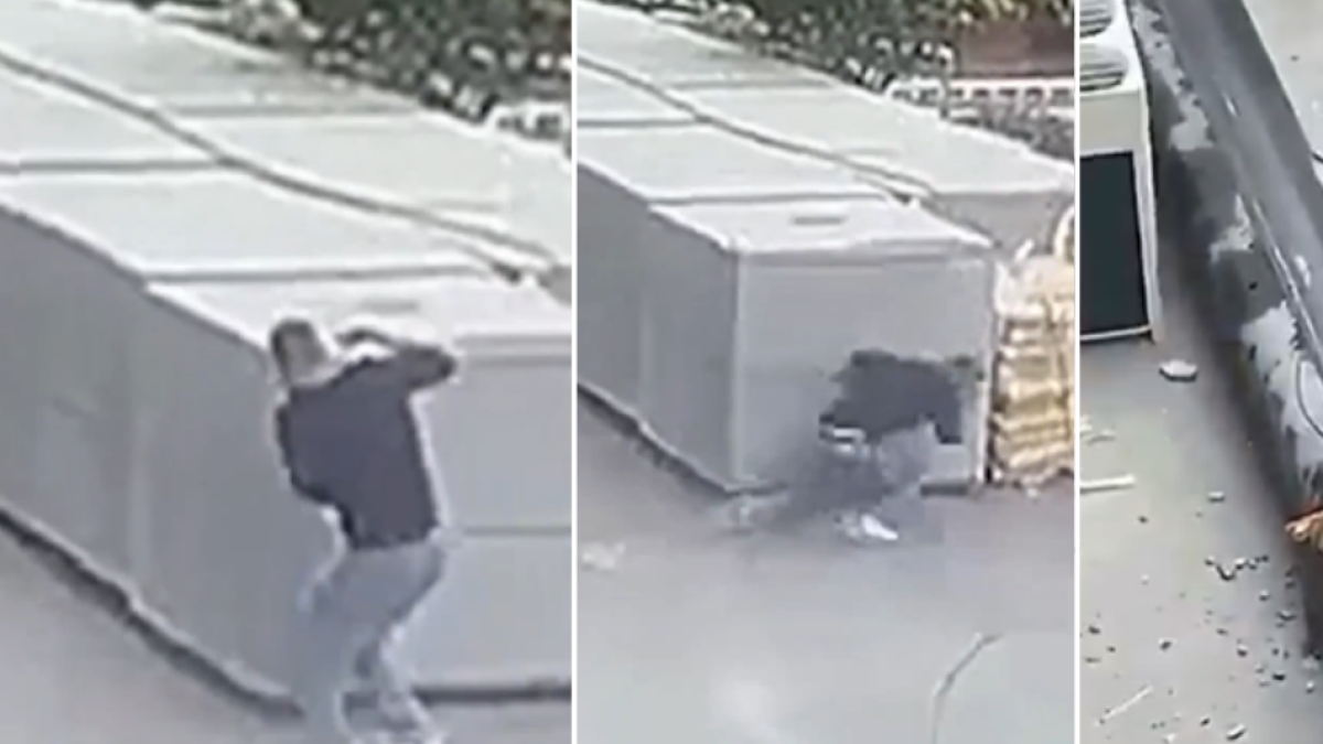 Impactante video: por segundos, hombre se salva de morir aplastado por una grúa que cayó desde un edificio