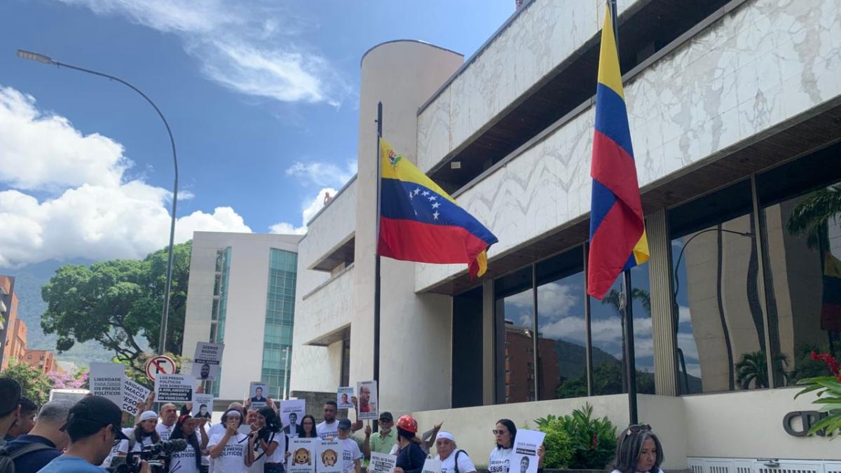 Venezolanos piden a Embajada de Colombia en Caracas mediación para liberación de presos colombianos