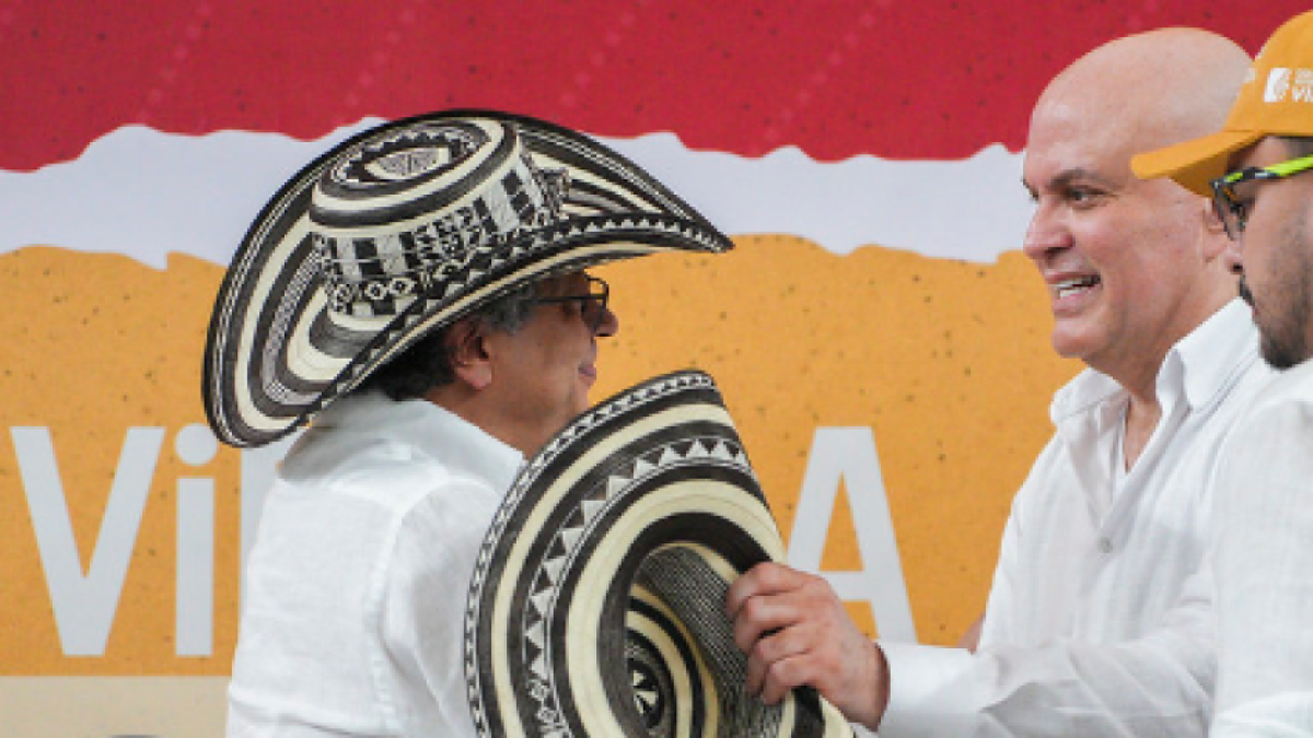 Mesas con los 'exparas', el otro desafío de la 'paz total' que fractura al Gobierno: las dos posturas que chocan