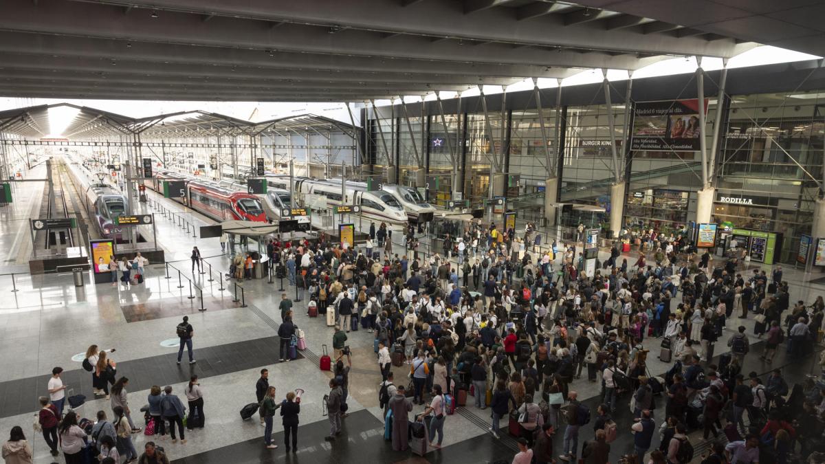 Caos, largas filas y más de 16.000 viajeros afectados: el saldo del sabotaje en trenes de alta velocidad en España