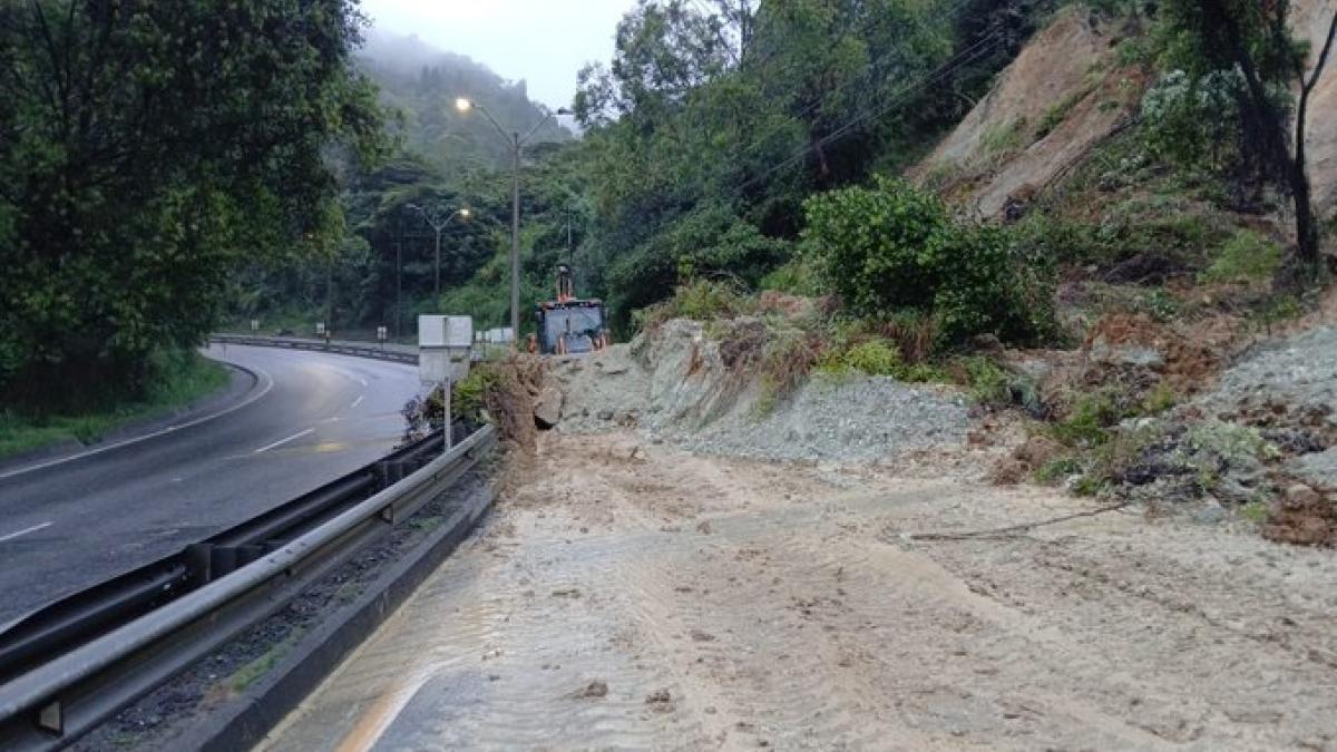 Anuncian cierre total de la autopista Medellín - Bogotá por caída de material en la vía