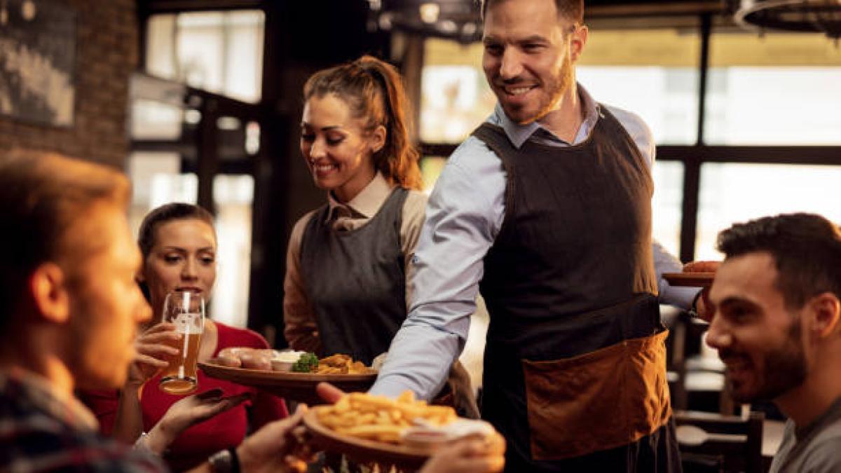 ¿Es de los que ayuda al mesero a ordenar y recoger los platos en el restaurante? Esto dice la psicología de usted