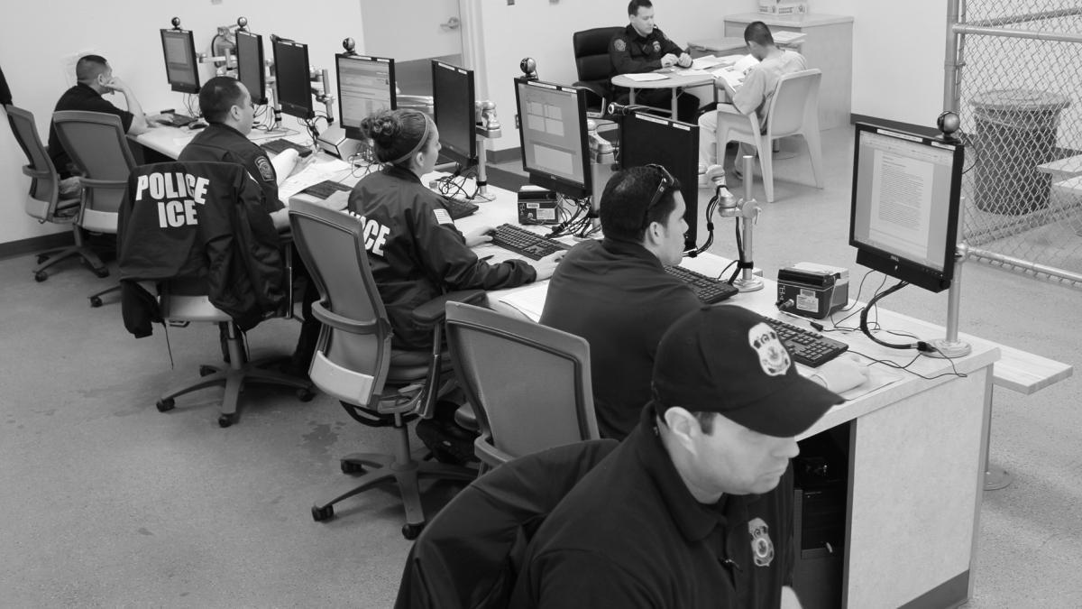 ¿Qué es la Operación Depredador de ICE y quiénes deberían temerle?