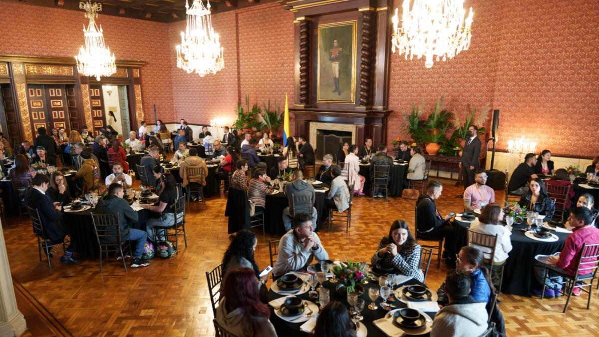 Canciller Sarabia almorzó con 100 colombianos deportados desde Estados Unidos: 'Vamos a seguir enviando vuelos'