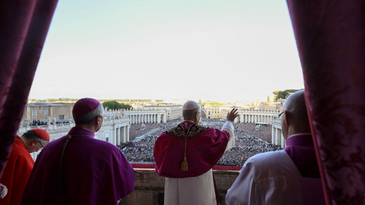 En su primera oración del Ángelus, el papa León XIV envía un saludo especial a las madres en su día