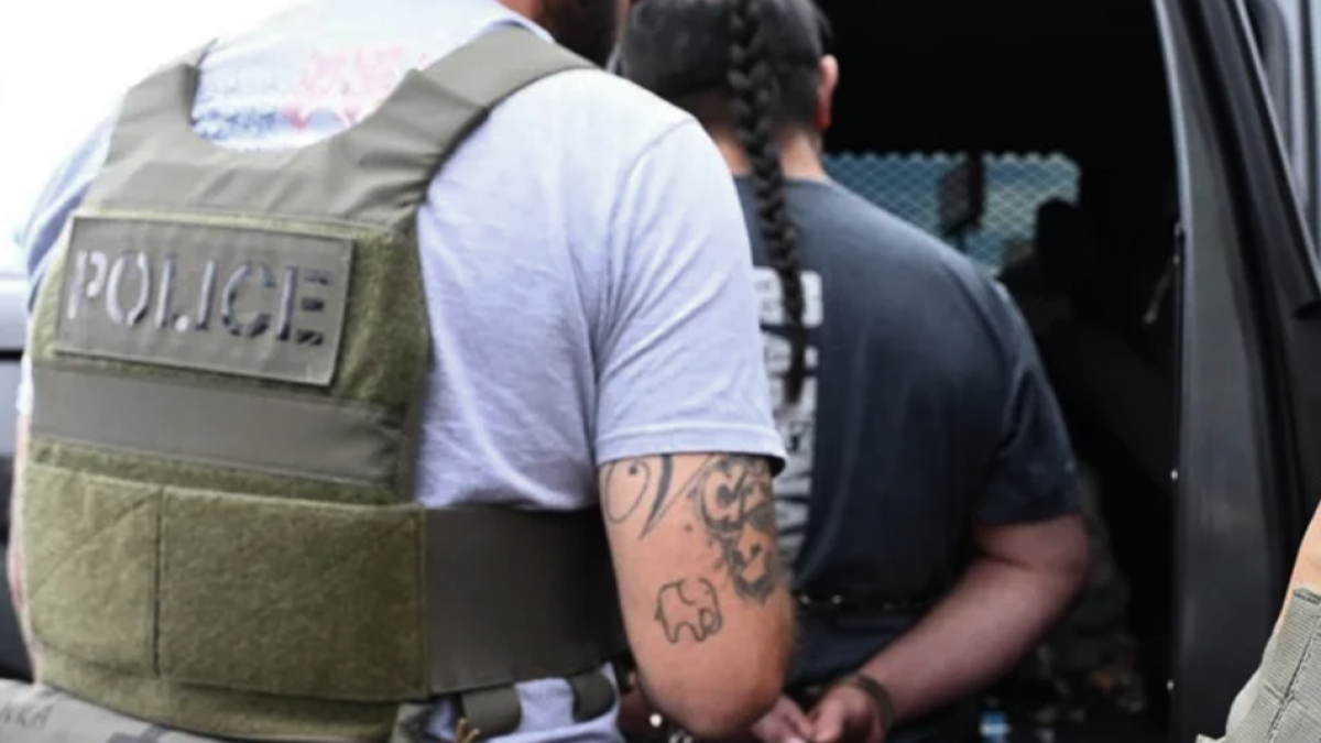 Estados Unidos implementa ImmigrationOS, un sistema para rastrear migrantes: advierten riesgos de vigilancia masiva