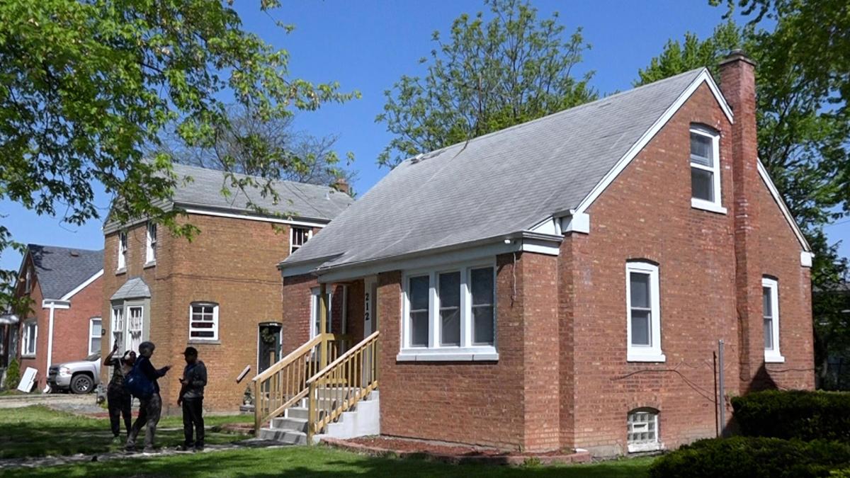 Así es la casa de infancia del papa León XIV, ahora convertida en lugar de peregrinaje de curiosos en Chicago
