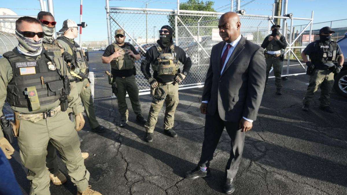 El DHS reveló por qué los agentes de ICE usan máscaras y gafas de sol en los operativos