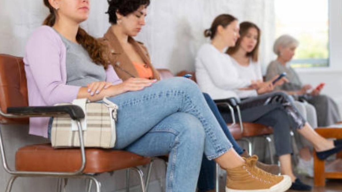 ¿Qué significa mover mucho la pierna mientras está sentado, según la psicología?