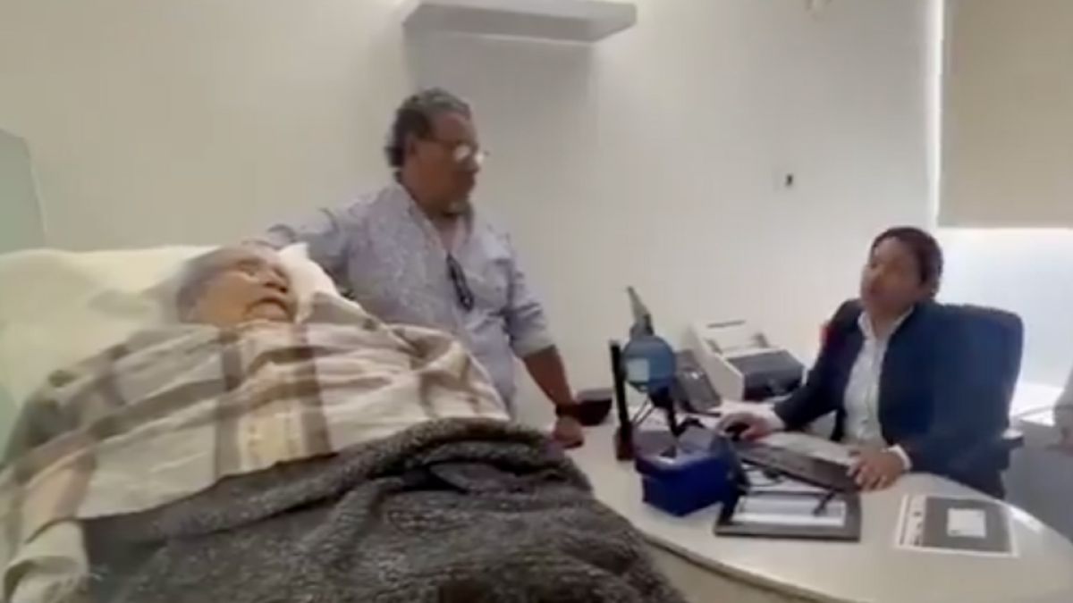 Indignación por mujer de 96 años que estaba hospitalizada y tuvo que ir en camilla al banco para cobrar su pensión