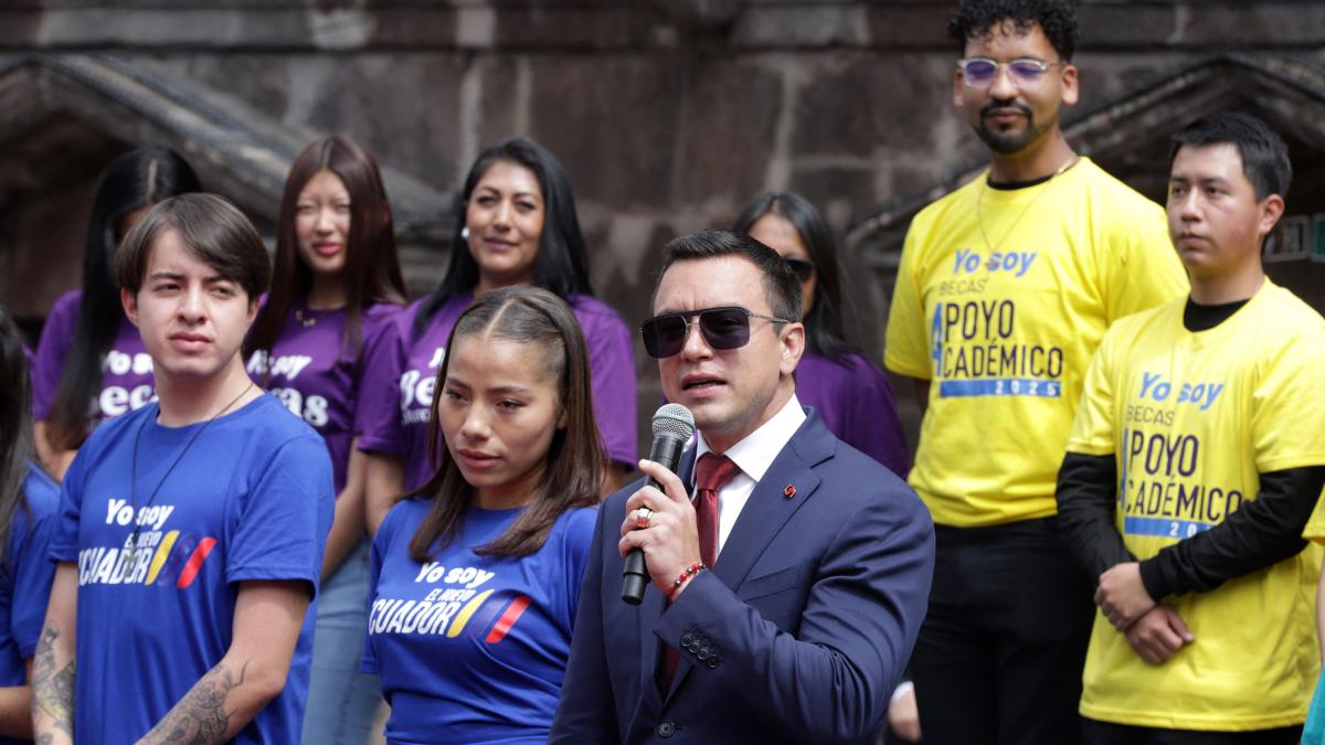 Ekvadorski predsednik skrčil vlado in odpustil 5.000 uradnikov