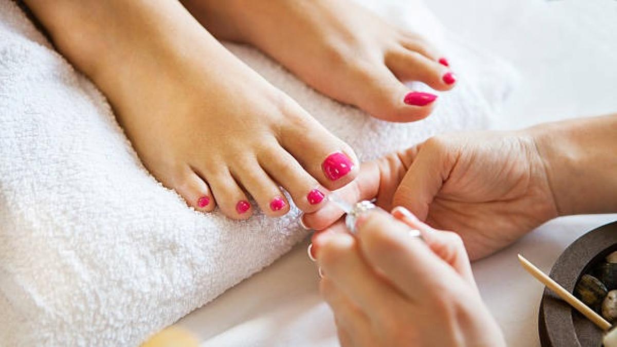 ¿Qué significa que las mujeres se pinten las uñas de los pies, según la psicología?