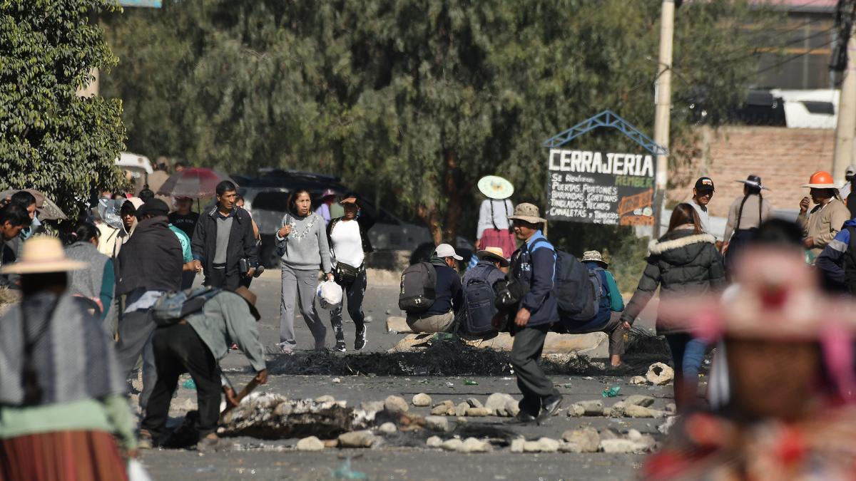Gobierno de Bolivia denuncia por 'terrorismo' y otros 7 delitos a Evo Morales por promover bloqueos de carreteras