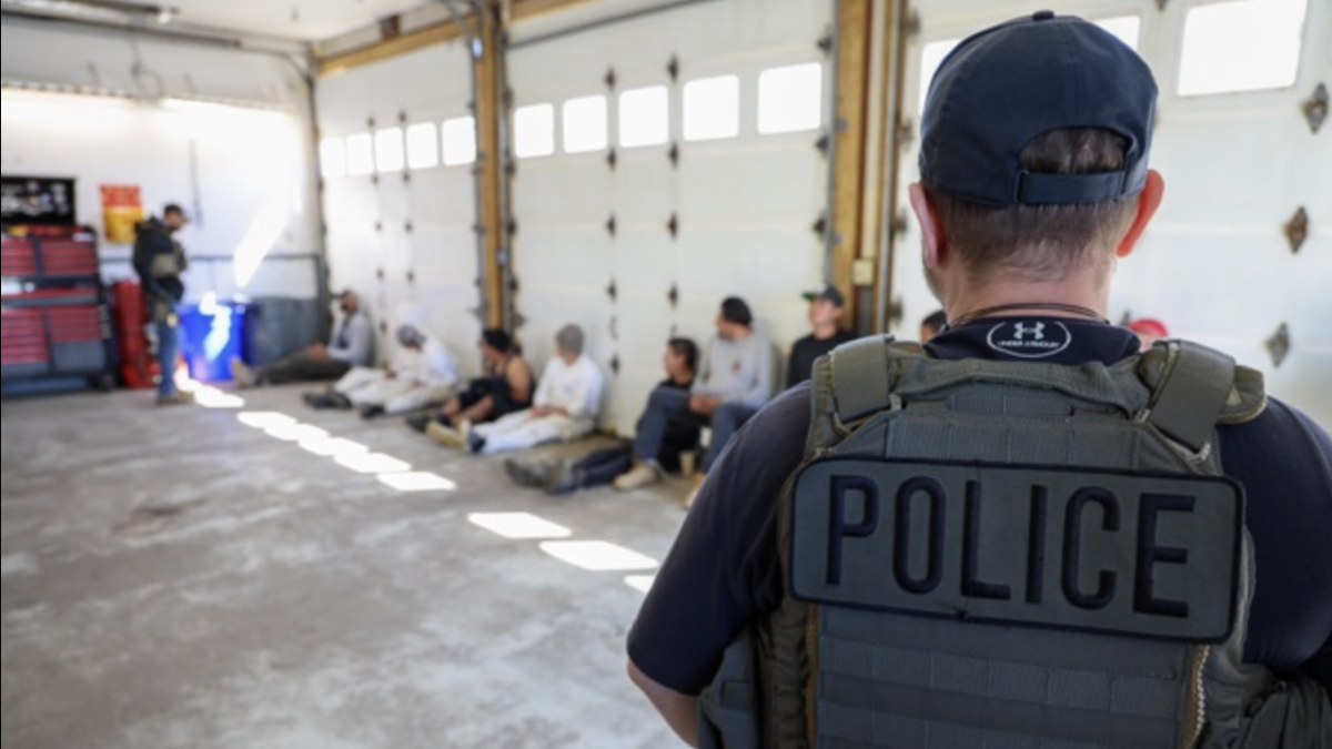 Migrantes son retenidos por ICE en sótanos sin ventilación en pleno centro de Los Ángeles