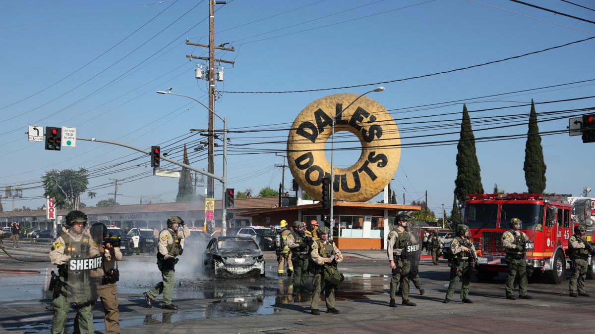 Donald Trump culpa a la "izquierda radical' de instigar y financiar las protestas por las redadas en Los Ángeles
