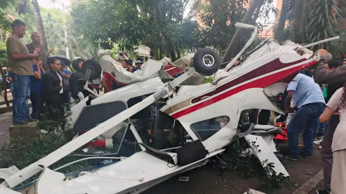 Emergencia en Medellín: una avioneta se estrelló en plena vía pública del barrio Laureles, estos son los dos pasajeros heridos