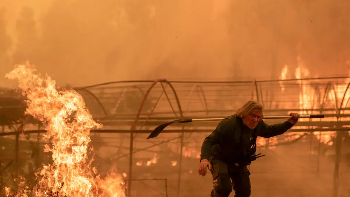 España combate sin tregua más de 20 incendios, en el año de mayor devastación por el fuego