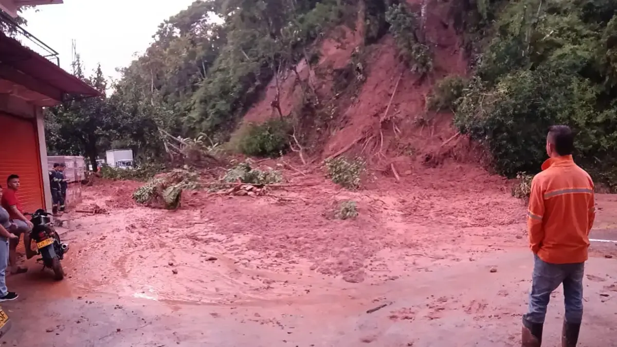 Hay unas ocho vías en Antioquia con cierres totales o parciales producto de las fuertes lluvias: la vía Medellín-Bogotá es una de las más afectadas