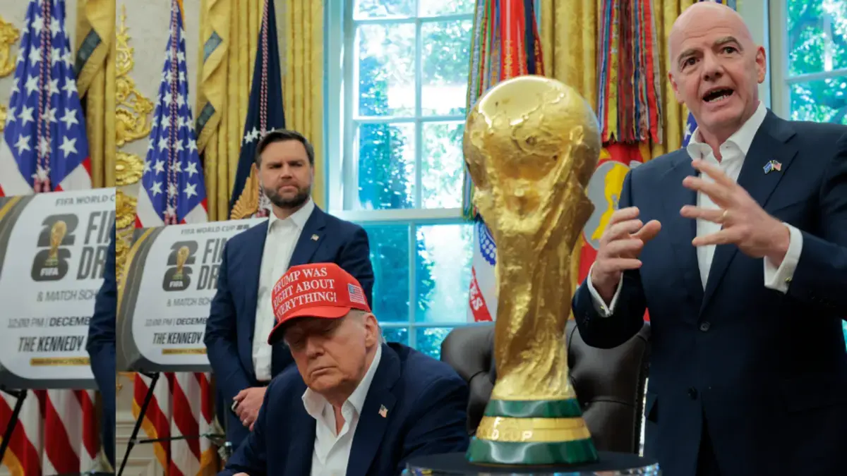 Video | Donald Trump bromeó con trofeo de la Copa Mundial 2026 junto a presidente de la FIFA, Gianni Infantino: 'No lo vamos a devolver'
